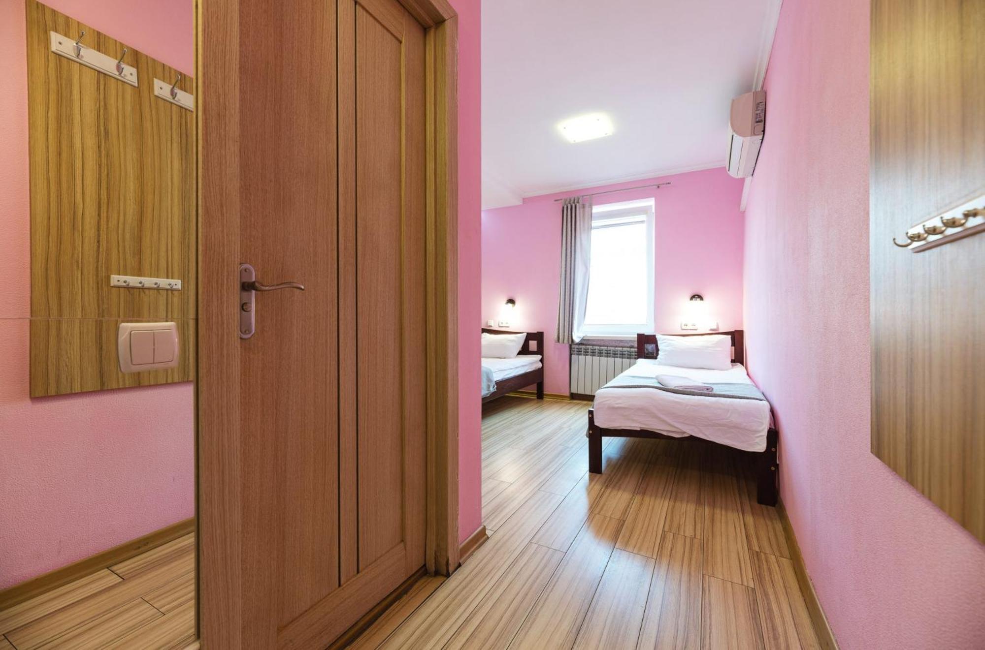 Guest House "Golden Gate 911 " Kiev Bagian luar foto